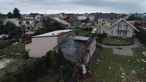 Буря в Польше крушила дома и уронила кран на стройке. Есть погибшие Буря в Польше крушила дома и уронила кран на стройке. Есть погибшие