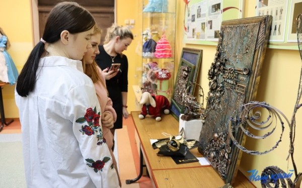 Выставка «Территория творчества» открылась в Барановичском колледже сферы обслуживания. Фоторепортаж