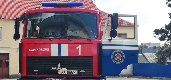 Горел легковой автомобиль в Барановичах Горел легковой автомобиль в Барановичах