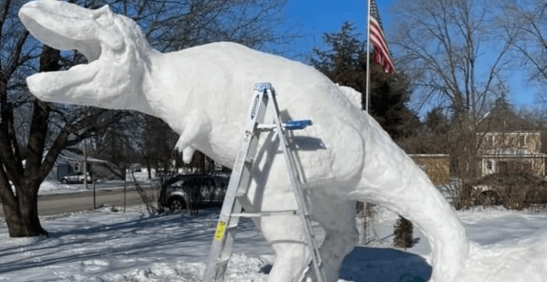 Снеговик? Снежная баба? А может, СНЕГОЗАВР?! Мужчина показал мастер-класс по лепке из снега Снеговик? Снежная баба? А может, СНЕГОЗАВР?! Мужчина показал мастер-класс по лепке из снега