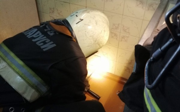 В Барановичах кошка провалилась в вентиляцию. Ее достали спасатели