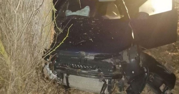 Водитель из Барановичей не справился с управлением, вылетел с трассы и врезался в дерево Водитель из Барановичей не справился с управлением, вылетел с трассы и врезался в дерево