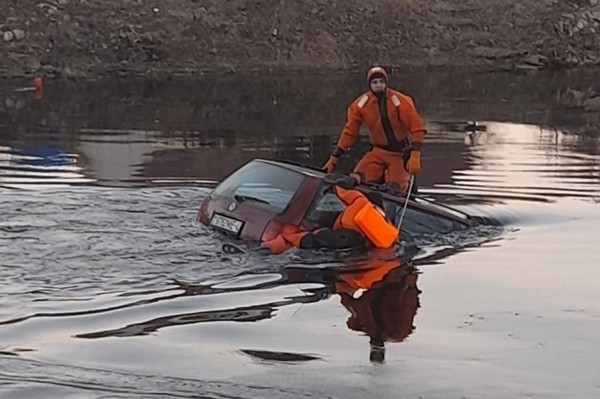 По каналу проплывает Volkswagen Passat. Подробности истории По каналу проплывает Volkswagen Passat. Подробности истории