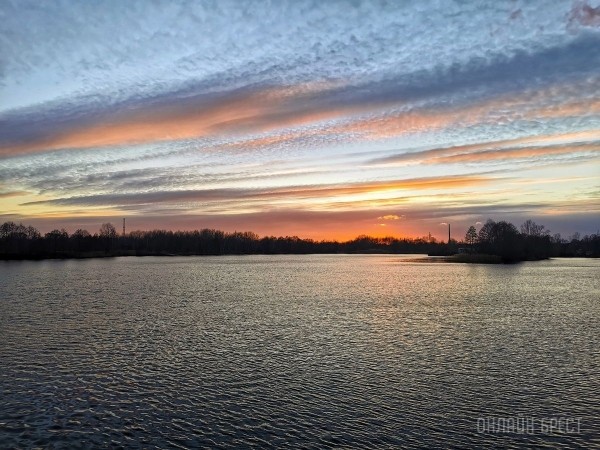 Читатель: Красивое окончание праздничного дня, 8 марта. Брест, Набережная
             
                Читатель: Красивое окончание праздничного дня, 8 марта. Брест, Набережная