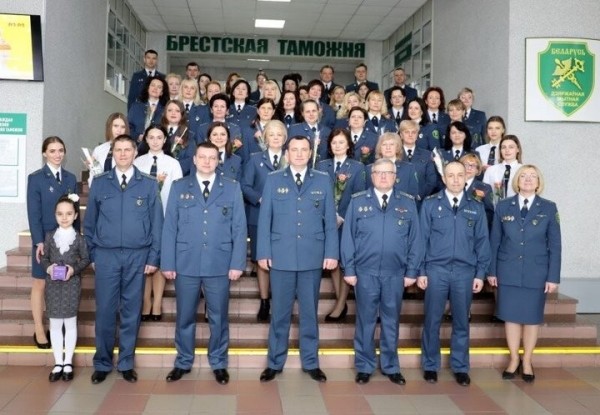 Сотрудники Брестской таможни поздравили своих прекрасных дам-коллег с наступающим 8 Марта