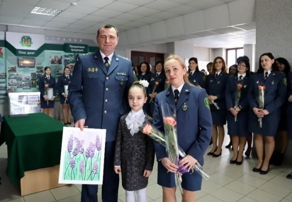 Сотрудники Брестской таможни поздравили своих прекрасных дам-коллег с наступающим 8 Марта