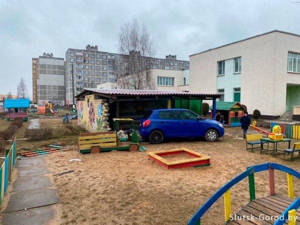 Легковушка выехала в детский садик, пробив два забора и кирпичную стену. Как это случилось?