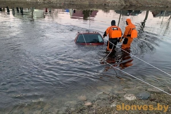 По каналу проплывает Volkswagen Passat. Подробности истории По каналу проплывает Volkswagen Passat. Подробности истории