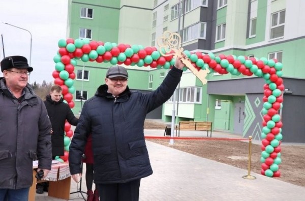Первый многоэтажный дом жилого комплекса «Весенний» торжественно открыли в Галево (Брестская область)