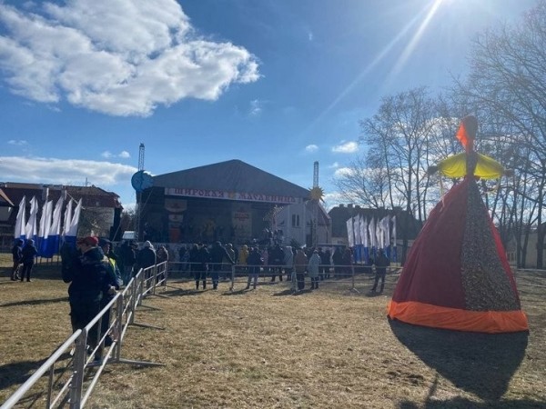 В Бресте на трёх городских площадках проходят традиционные масленичные гуляния В Бресте на трёх городских площадках проходят традиционные масленичные гуляния