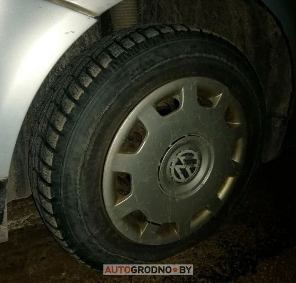 На трассе кто-то устроил «злую шутку» — раскидал гвозди по асфальту