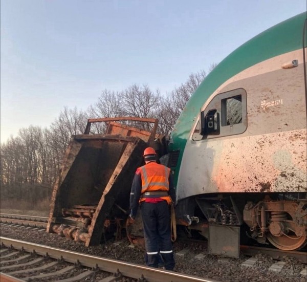 Поезд протаранил трактор с прицепом в Беларуси. Фото и видео