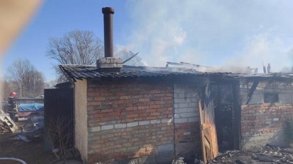 В Кобринском районе огонь уничтожил или повредил 6 строений и автомобиль В Кобринском районе огонь уничтожил или повредил 6 строений и автомобиль