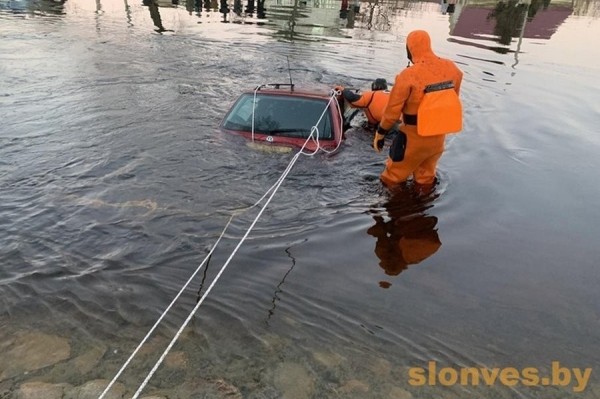 По каналу проплывает Volkswagen Passat. Подробности истории По каналу проплывает Volkswagen Passat. Подробности истории