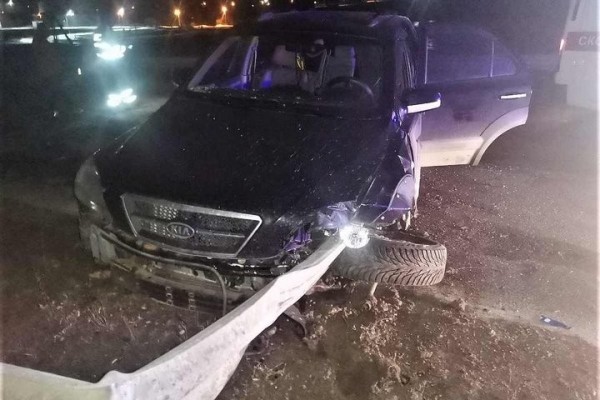 Смертельное ДТП: отбойник пронзил машину насквозь Смертельное ДТП: отбойник пронзил машину насквозь