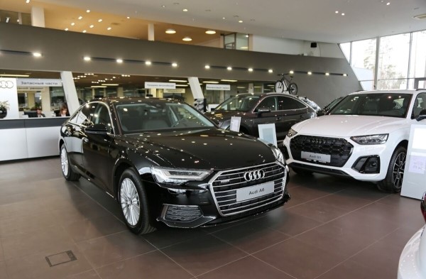 Машины без ценников и пустые автосалоны. Какие иномарки остались в Беларуси спустя неделю