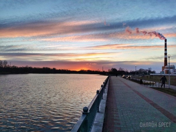 Читатель: Красивое окончание праздничного дня, 8 марта. Брест, Набережная
             
                Читатель: Красивое окончание праздничного дня, 8 марта. Брест, Набережная