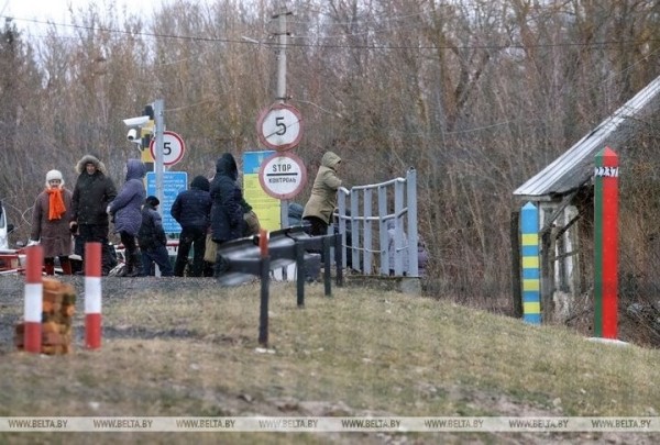 Жители приграничных деревень Беларуси доставляют продукты своим родным в Украину Жители приграничных деревень Беларуси доставляют продукты своим родным в Украину