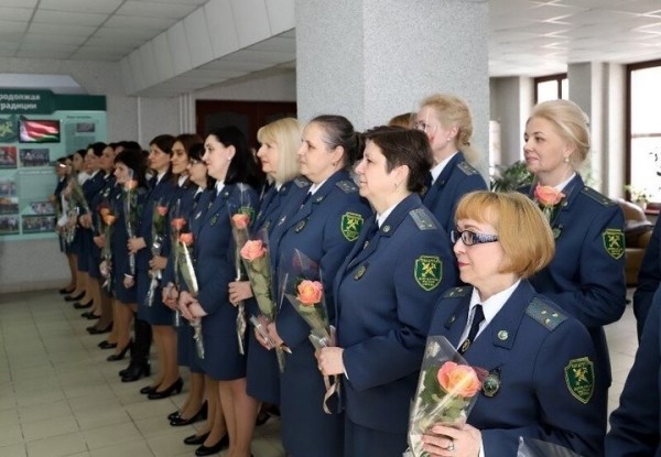 Сотрудники Брестской таможни поздравили своих прекрасных дам-коллег с наступающим 8 Марта