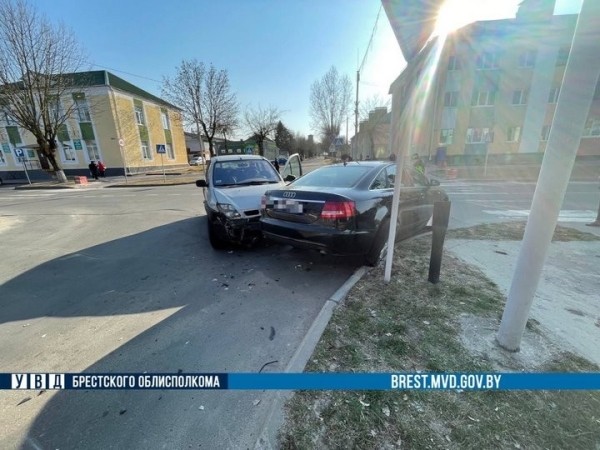 ДТП в Белоозёрске: на перекрёстке столкнулись «Ауди» и «Рено» ДТП в Белоозёрске: на перекрёстке столкнулись «Ауди» и «Рено»