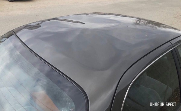 
                Читатель: Неизвестный прыгал на крыше автомобиля, тем самым нанёс серьёзные повреждения
            