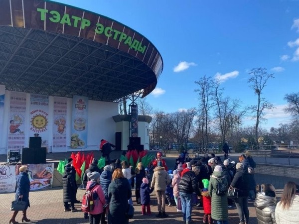В Бресте на трёх городских площадках проходят традиционные масленичные гуляния В Бресте на трёх городских площадках проходят традиционные масленичные гуляния