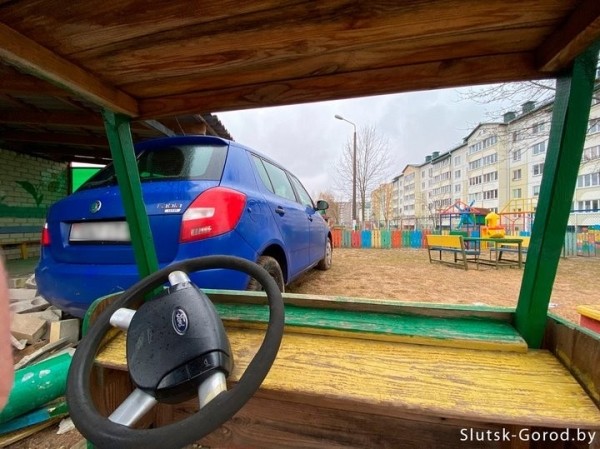 Легковушка выехала в детский садик, пробив два забора и кирпичную стену. Как это случилось?