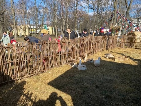 В Бресте на трёх городских площадках проходят традиционные масленичные гуляния В Бресте на трёх городских площадках проходят традиционные масленичные гуляния