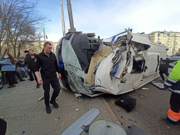 Автозак с протестующими врезался в столб и перевернулся в Москве. Фотофакт
