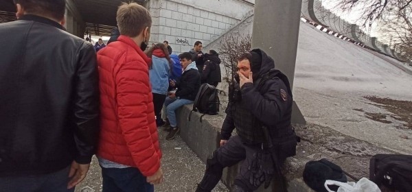 Автозак с протестующими врезался в столб и перевернулся в Москве. Фотофакт