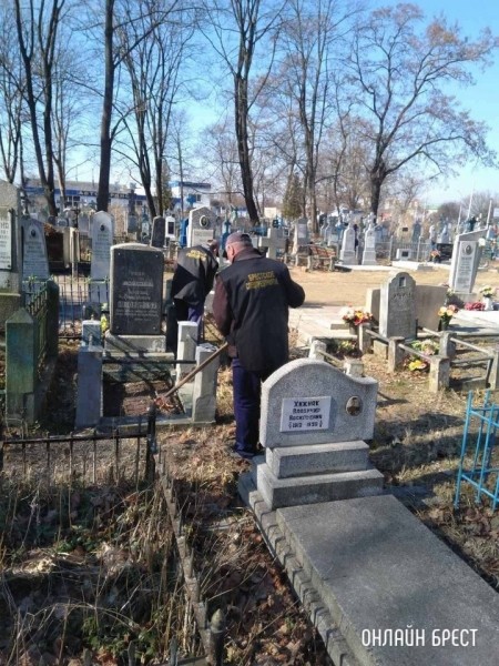 В Бресте приводят в порядок кладбища