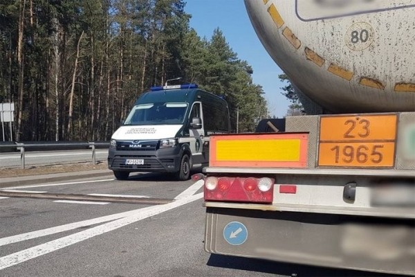 В Польше задержали две фуры из Беларуси со знаком опасного груза В Польше задержали две фуры из Беларуси со знаком опасного груза