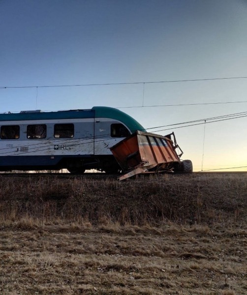 Поезд протаранил трактор с прицепом в Беларуси. Фото и видео