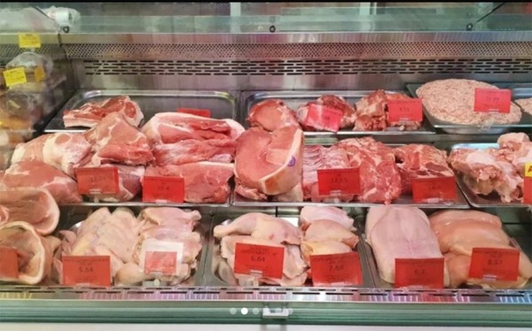 Барановичский парламентарий проверил цены на мясо и овощи в магазинах города