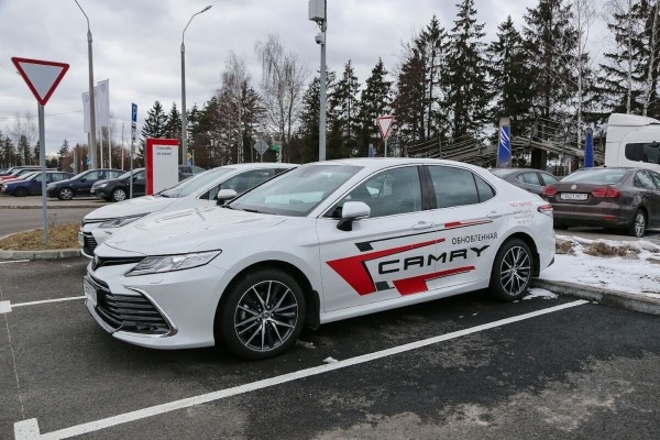 Машины без ценников и пустые автосалоны. Какие иномарки остались в Беларуси спустя неделю