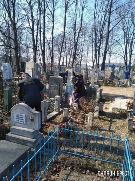 В Бресте приводят в порядок кладбища