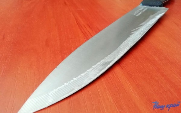 Чуть не отрезала ухо. Жительница Барановичей во время ссоры бросилась с ножом на сожителя