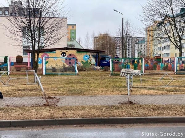 Легковушка выехала в детский садик, пробив два забора и кирпичную стену. Как это случилось?