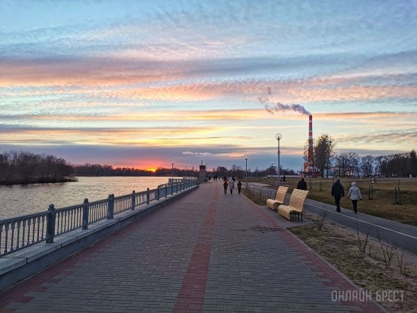 Читатель: Красивое окончание праздничного дня, 8 марта. Брест, Набережная
             
                Читатель: Красивое окончание праздничного дня, 8 марта. Брест, Набережная