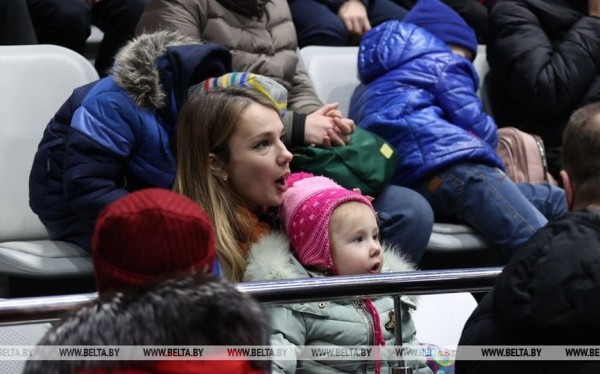 Дети из Донбасса побывали на хоккейном матче команды Президента