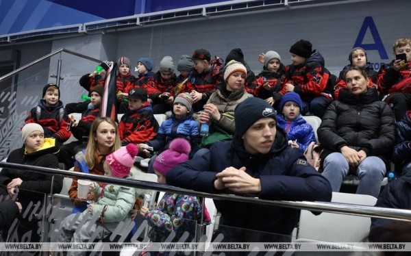 Дети из Донбасса побывали на хоккейном матче команды Президента