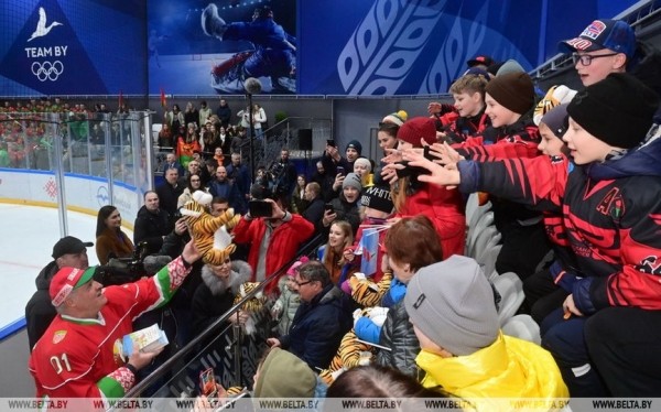 Дети из Донбасса побывали на хоккейном матче команды Президента