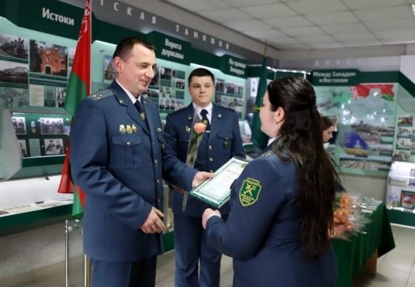 Сотрудники Брестской таможни поздравили своих прекрасных дам-коллег с наступающим 8 Марта