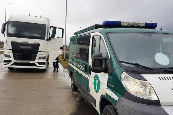 Сразу два белорусских дальнобойщика лишились «прав» в Польше за отсутствие карт в тахографе