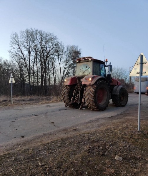 Поезд протаранил трактор с прицепом в Беларуси. Фото и видео