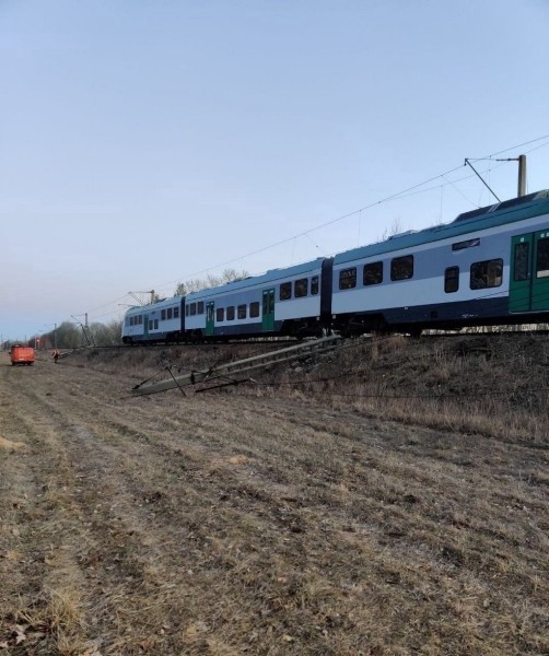 Поезд протаранил трактор с прицепом в Беларуси. Фото и видео