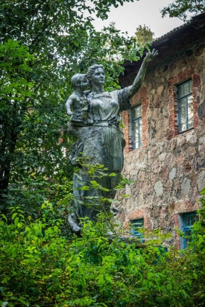 Еще одну скульптуру из усадьбы XIX века перевезли в Ляховичи