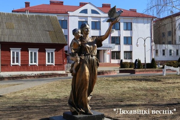 Еще одну скульптуру из усадьбы XIX века перевезли в Ляховичи