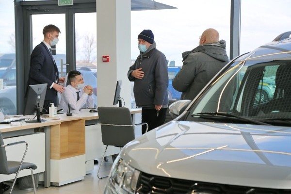 Машины без ценников и пустые автосалоны. Какие иномарки остались в Беларуси спустя неделю