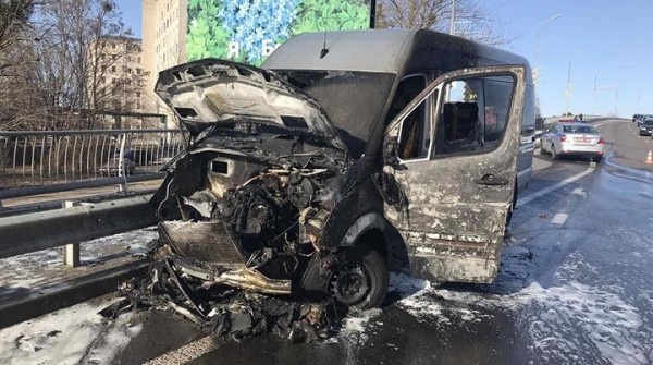В Барановичах во время движения загорелась маршрутка с пассажирами В Барановичах во время движения загорелась маршрутка с пассажирами